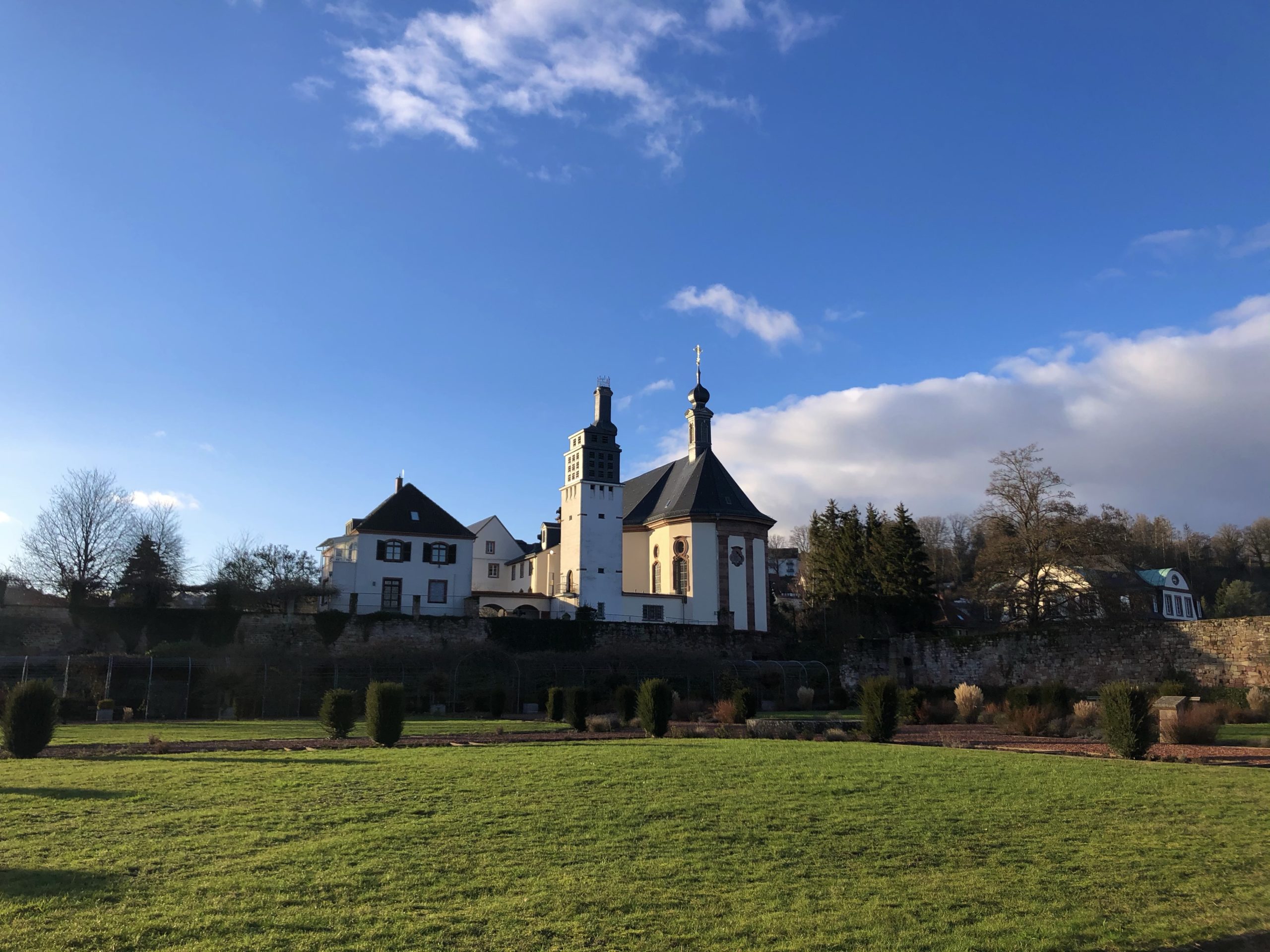 Blick auf die Schlosskirche von dem Garten der Orangerie